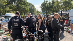 Polizisten in Unform auf Flohmarkt