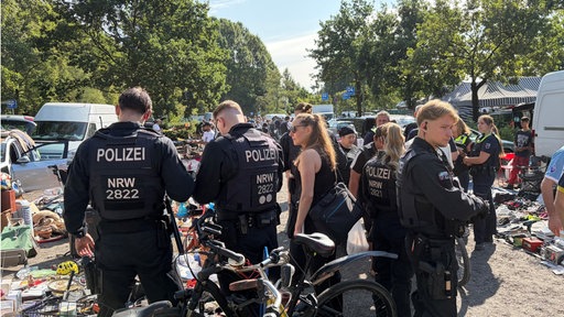 Polizisten in Unform auf Flohmarkt