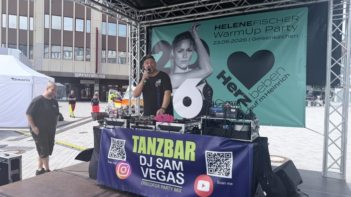 Ein DJ legt für Helene Fischer Fans am Heinrich-König-Platz auf
