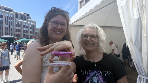Zwei Helene Fischer Fans zeigen ihre Fan-Armbänder