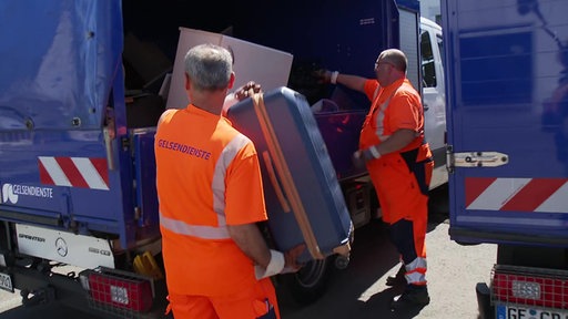 Müllentsorger von Gelsendienste laden illegal abgestellten Müll auf ihren Pritschenwagen