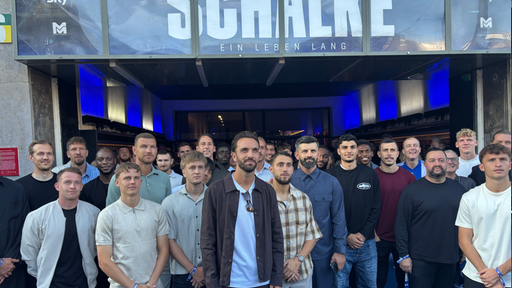 Die Schalker Mannschaft posiert vor dem Kinoeingang für ein Gruppenbild