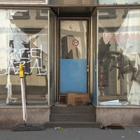 Haus in Ückendorf mit Graffiti an den Fensterscheiben und Müll vor der Tür