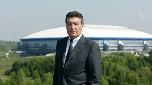Der damalige Schalke-Manager Rudi Assauer vor der Schalke-Arena