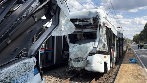 Die Unfallbahnen stehen mit beschädigten Scheiben an der Unfallstelle in Gelsenkirchen