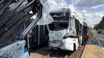 Die Unfallbahnen stehen mit beschädigten Scheiben an der Unfallstelle in Gelsenkirchen