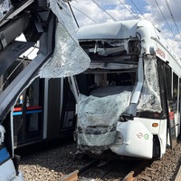 Die Unfallbahnen stehen mit beschädigten Scheiben an der Unfallstelle in Gelsenkirchen