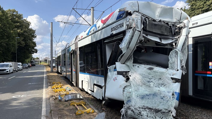 Eine der am Unfall beteiligten Bahnen steht mit schweren Schäden am Führerhaus an der Unfallstelle