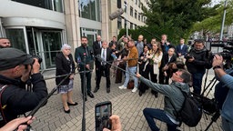 Kamerateams und Fotografen um Sparkassen-Opfer