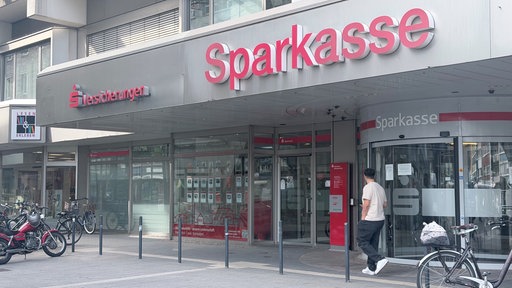 Außenansicht Sparkassen-Filiale Gelsenkirchen-Buer im Sommer