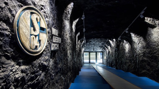 Der Spielertunnel in Bergbau-Optik auf Schalke
