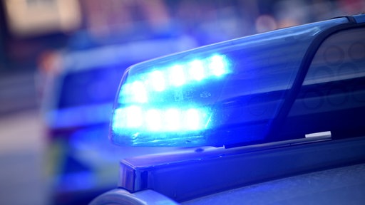 Symbolbild: Ein Streifenwagen der Polizei ist mit Blaulicht im Einsatz.