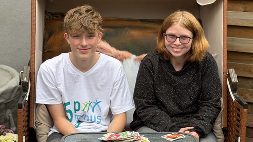 Florian und seine Schwester Tatjana sitzen im Strandkorb