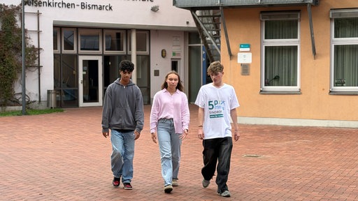 Schüler kommen aus ihrer Gesamtschule