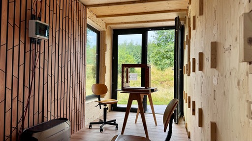 Blick und Durchsicht in die Hütte innen