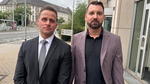 Anwalt Daniel Kuhlmann (r.) mit dem Mandanten Daniel Oryan vor dem Essener Landgericht