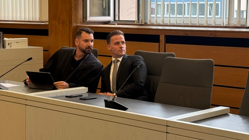Anwalt Daniel Kuhlmann (r.) mit dem Mandanten Daniel Oryan im Essener Landgericht