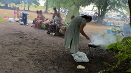 Mehrere Menschen grillen im Bereich der Masurenallee in Duisburg-Wedau, obwohl dort ein Grillverbot gilt.