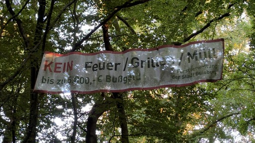 Banner mit Hinweis auf Feuer- und Grillverbot im Duisburger Wald.
