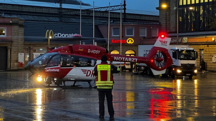 Auf dem Hagener Bahnhofsvorplatz ist ein Rettungshubschrauber gelandet. Der bringt den schwerverletzten Elfjährigen in eine Spezialklinik