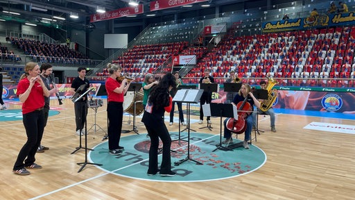 Die Musiker des Orchesters ein paar Stunden vor ihrem Auftritt.