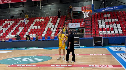 Die fast leere Ischelandhalle Hagen nach dem Spiel
