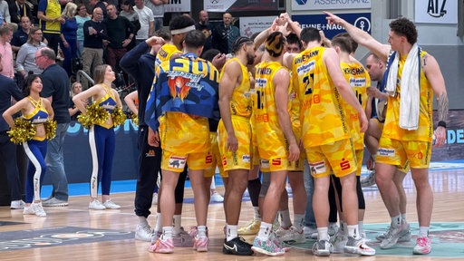 Nach dem entscheidenden Sieg im Playoff-Viertelfinale gegen Karlsruhe feiern die Spieler von Phoenix Hagen in ihren gelben Trikots