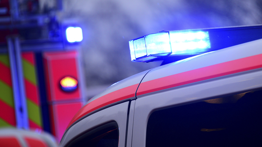 Symbolbild: Ein Krankenwagen ist mit Blaulicht im Einsatz