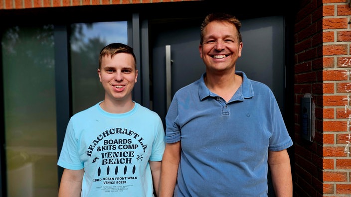 Robin und Andreas Figge im Porträt. Beide lächeln. 