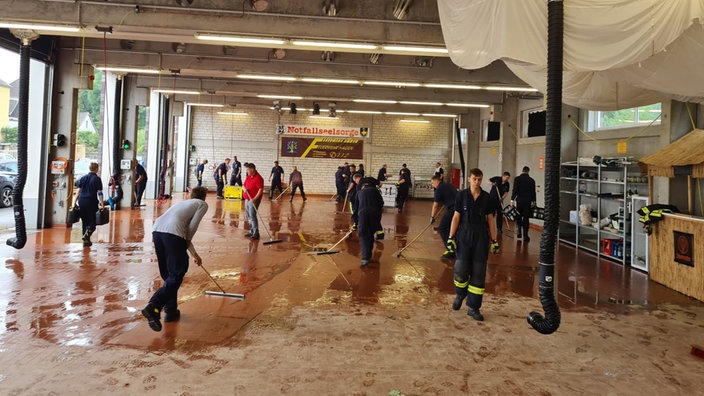 Aufräumarbeiten bei der Feuerwehr Hagen. 