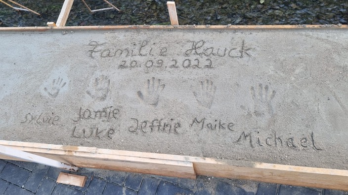 Handabdrücke im Beton-Schutzwall der Familie Hauck. 