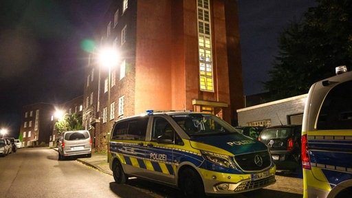 Polizeiwagen vor Wohngebäuden