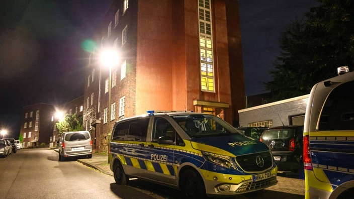 Polizeiwagen vor Wohngebäuden