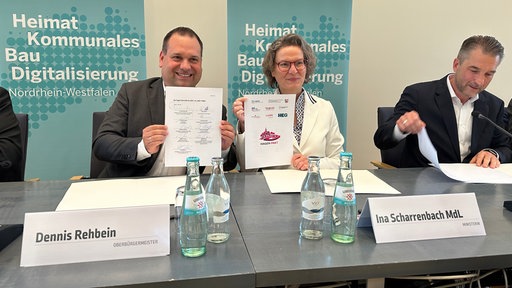 Dennis Rehbein und Ina Scharrenbach auf der Pressekonferenz zum Hagen-Pakt