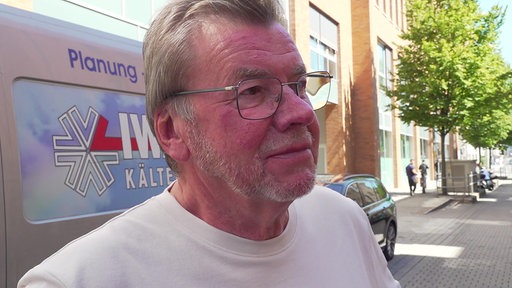 Mann mit Brille und grauen Haaren steht in der Hagener Innenstadt.
