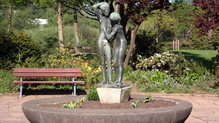 Die Bronzeskulptur "Brüderchen und Schwesterchen".