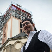 Ein junger Mann steht vor der Sankt Elisabeth-Kirche in Hagen
