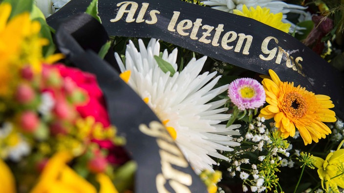 Ein Trauergesteck mit der Aufschrift "Als letzten Gruß"