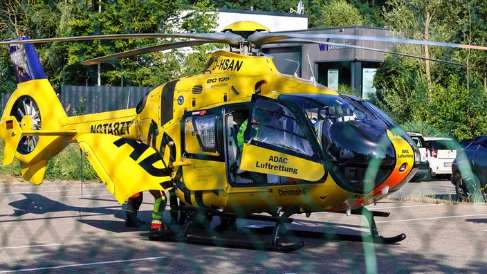 Ein gelber Rettungshubschrauber am Boden.