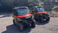 Zwei schwarz-rote Feuerwehr-Quads mit geländetauglichen Reifen und Hagener Kennzeichen.