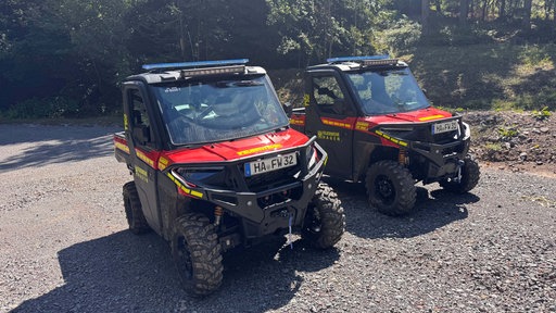 Zwei schwarz-rote Feuerwehr-Quads mit geländetauglichen Reifen und Hagener Kennzeichen.