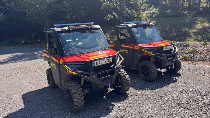 Zwei schwarz-rote Feuerwehr-Quads mit geländetauglichen Reifen und Hagener Kennzeichen.