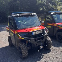 Zwei schwarz-rote Feuerwehr-Quads mit geländetauglichen Reifen und Hagener Kennzeichen.