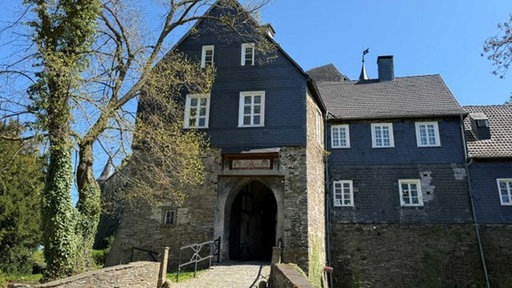 Bild der Steinbrücke, die zum Schloss Hohenlimburg führt.