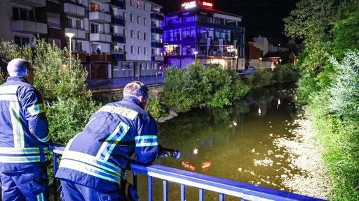 Die Polizei untersucht den Wagen und die Umgebung. 