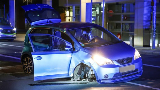 Das beschädigte Auto der 18-Jährigen - ohne Vorderrad. 