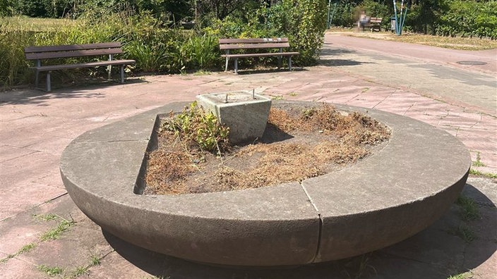 Ein leerer Sockel, auf dem eigentlich die Bronzeskulptur stand.
