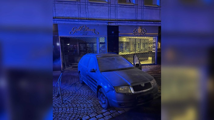 Skoda Octavia ohne Kennzeichnen nachts vor dem Juweliergeschäft nach dem Diebstahl.