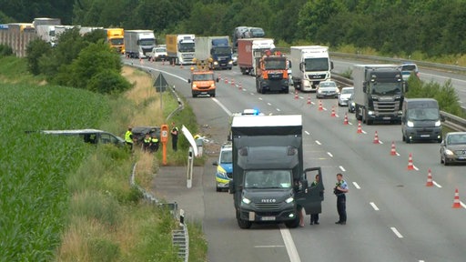 Schwer beschädigte Autos nach einem Unfall auf der A2