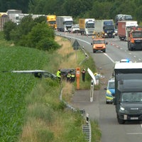 Schwer beschädigte Autos nach einem Unfall auf der A2